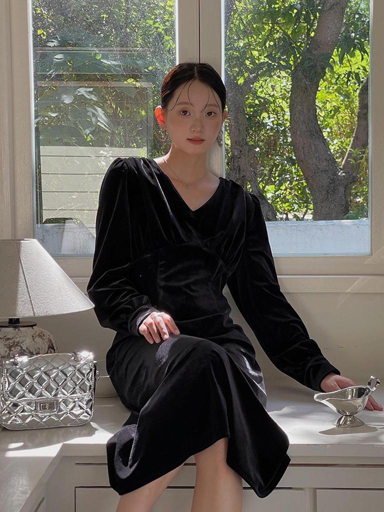 Ge Ming Velvet V-Neck Waist-Cinching Long-Sleeve Winter Dress, Style YH4748F.