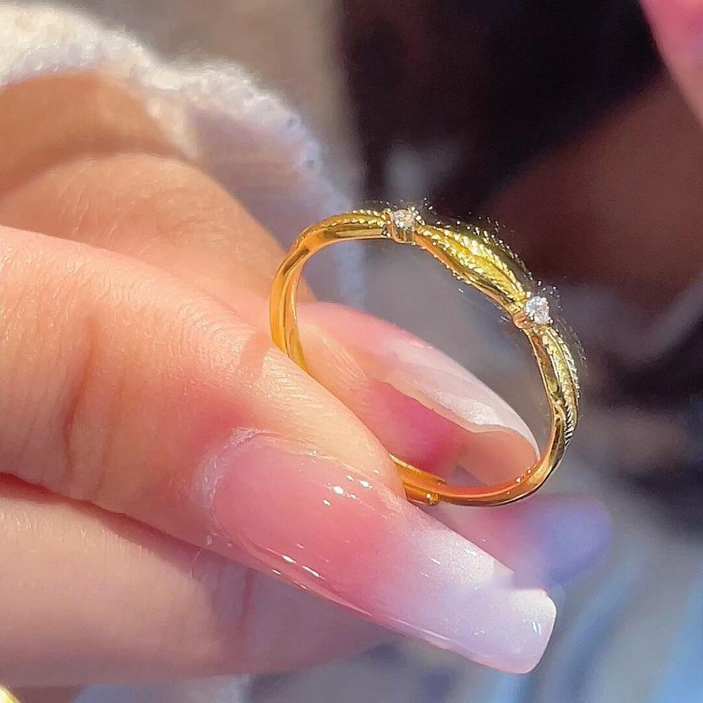 Pozłacany pierścionek otwarty z piórkiem i napisem Love: Luksusowy pierścionek dla par damski, dodatek o wysokiej klasy designie