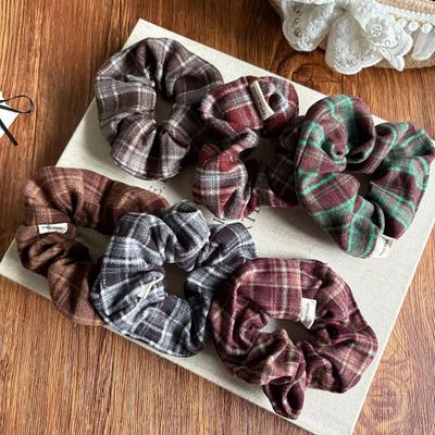Scrunchies Xadrez Retrô para Mulheres - Laços de Cabelo e Faixas de Cabeça Estilo Universitário