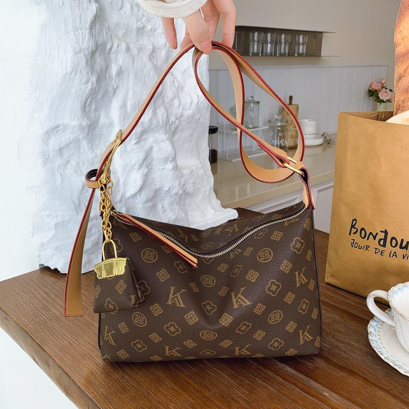 

Large-capacity commuter tote bag women s new fashionable retro shoulder underarm bag atmospheric light luxury messenger bag 28x10x19