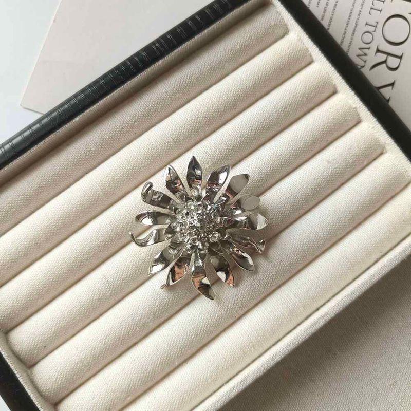 

Fashion Silver Metal Flower Brooch Fancy Exaggerated Accessible Luxury Easiest for Match Coat Sweater Pin Accessories 2024 New Silver + Glossy Small Size