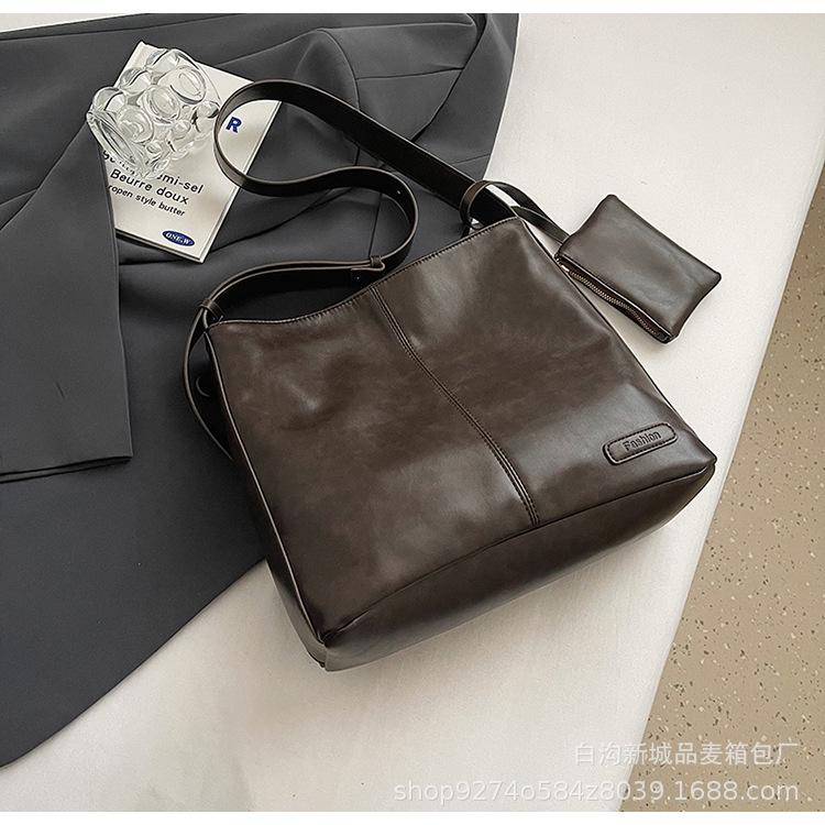 

2025 new autumn and winter popular underarm tote bag women s large-capacity slack atmospheric commuter shoulder messenger bag