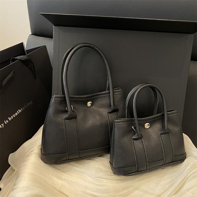 

Премиальная текстура, универсальная сумка Келли однотонного цвета для поездок на работу, женская мода, весна и лето, новая персонализированная повседневная сумка-мессенджер Small чёрный