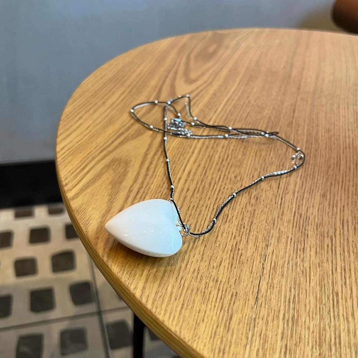 

Ожерелье-подвеска из титановой стали с любовной смолой, темпераментная цепочка до ключицы в стиле инс, нишевые простые универсальные украшения для женщин