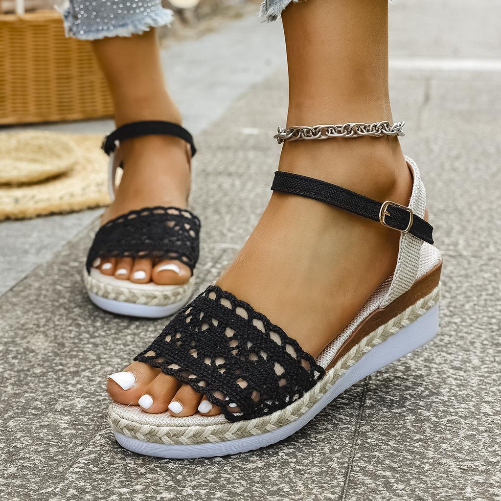 Sommer neu europäisch und amerikanisch Fischmaul modisch und bequem Keilabsatz dicke Sohle Ein-Wort-Schnalle mit Übergröße Sandalen Großhandel