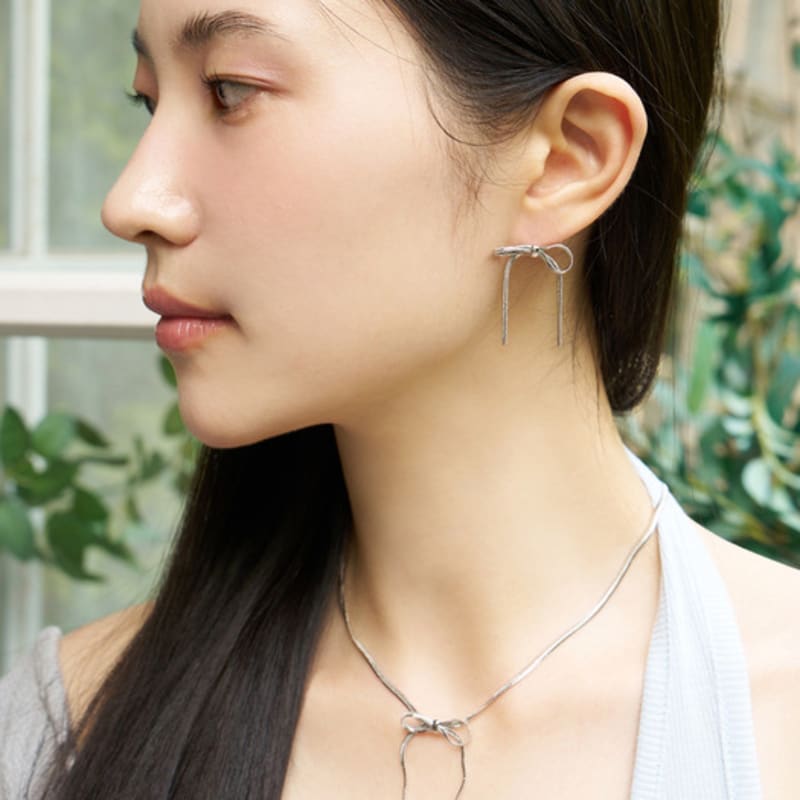 FANTASTIC PLANET Point Ribbon Snake Chain Necklace