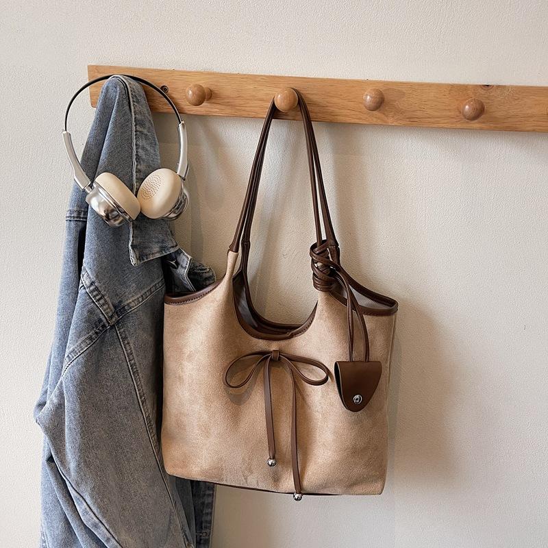 

Вместительная ретро матовая простая сумка-тоут женская 2025 осень новая с бантом под мышкой на плечо большая сумка хаки