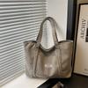 Casual simple portable tote bag women's autumn new largecapacity shoulder bag commuter casual armpit bag