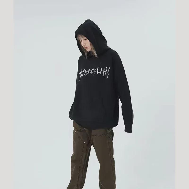Unisex svetr s kapucí a výšivkou stonožky - volný střih, ležérní styl, pletený na jaro/podzim