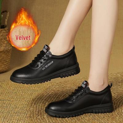 Zapatillas Blancas de Cuero con Forro de Polar para Mujer: Moda Cálida de Invierno - Parte Superior Suave y Estilo Casual para Personas de Mediana Edad y Mayores.