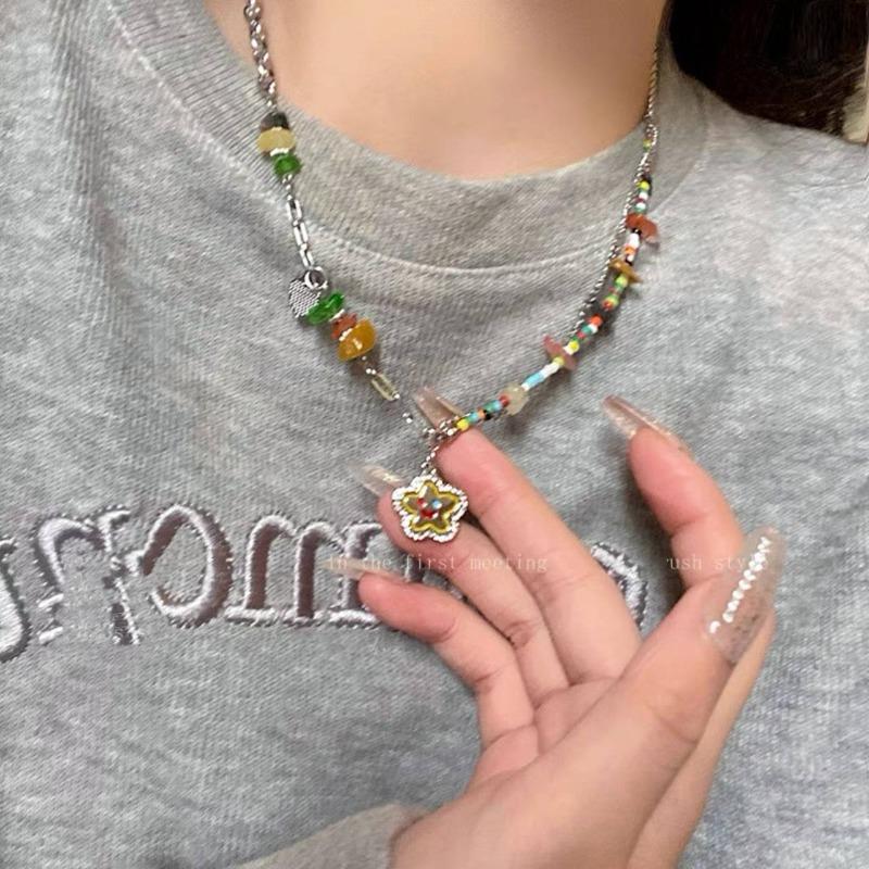

Color beaded smiley face necklace, love pendant, neck chain, female niche design, millennial style collarbone chain, sweet and cool.