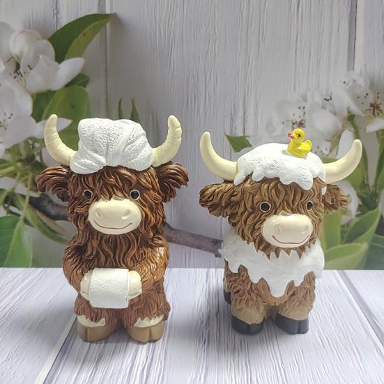 2 Pcs Highland Cow Figurine with Flowers Small Resin Highland Cow Statue Spring Farmhouse Scottish Cattle Sculpture for Home Tiered Tray Table Decor