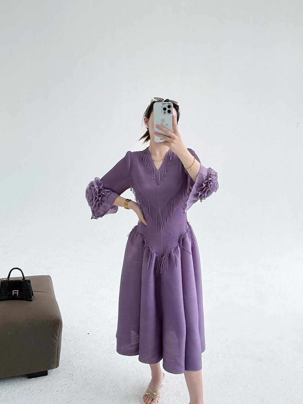 

Европейское вечернее платье с кисточками 2025 года, V-образным вырезом, плиссировкой, приталенного силуэта и рукавами-колоколами One Size фиолетовый