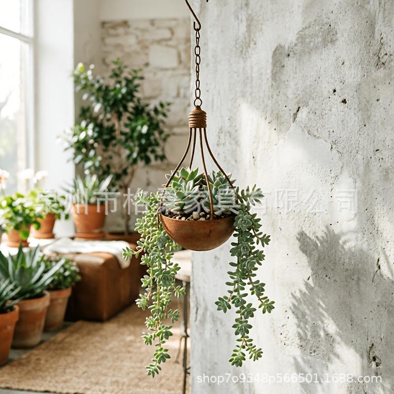 Rustic Metal Hanging Planter Light Bulb Shape Outdoor Wall Decoration Hanging Flower Pot Suitable for Bird Feeder Use