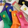 Einfarbige, mittellange Socken mit frischem, lächelndem Gesichtsmuster, schlichtem Design, bequem und atmungsaktiv.