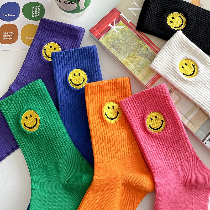 Einfarbige, mittellange Socken mit frischem, lächelndem Gesichtsmuster, schlichtem Design, bequem und atmungsaktiv.