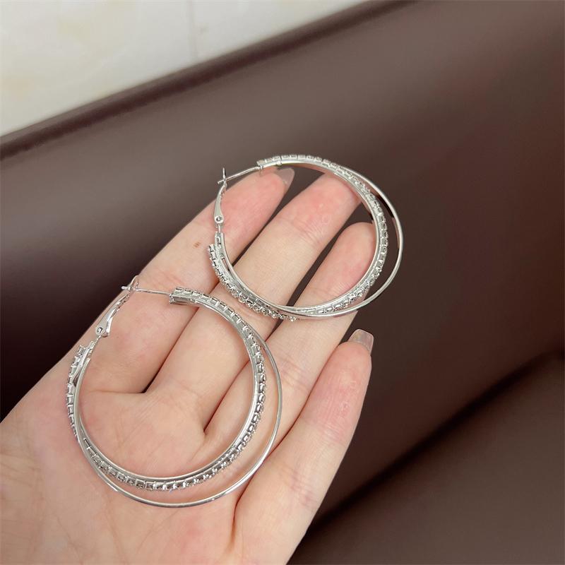 New Trend Women's Hoop Earrings Rhinestone Twisted Circle Round Big Exaggerated Loop Earrings Punk Hiphop Female Ear Jewelry