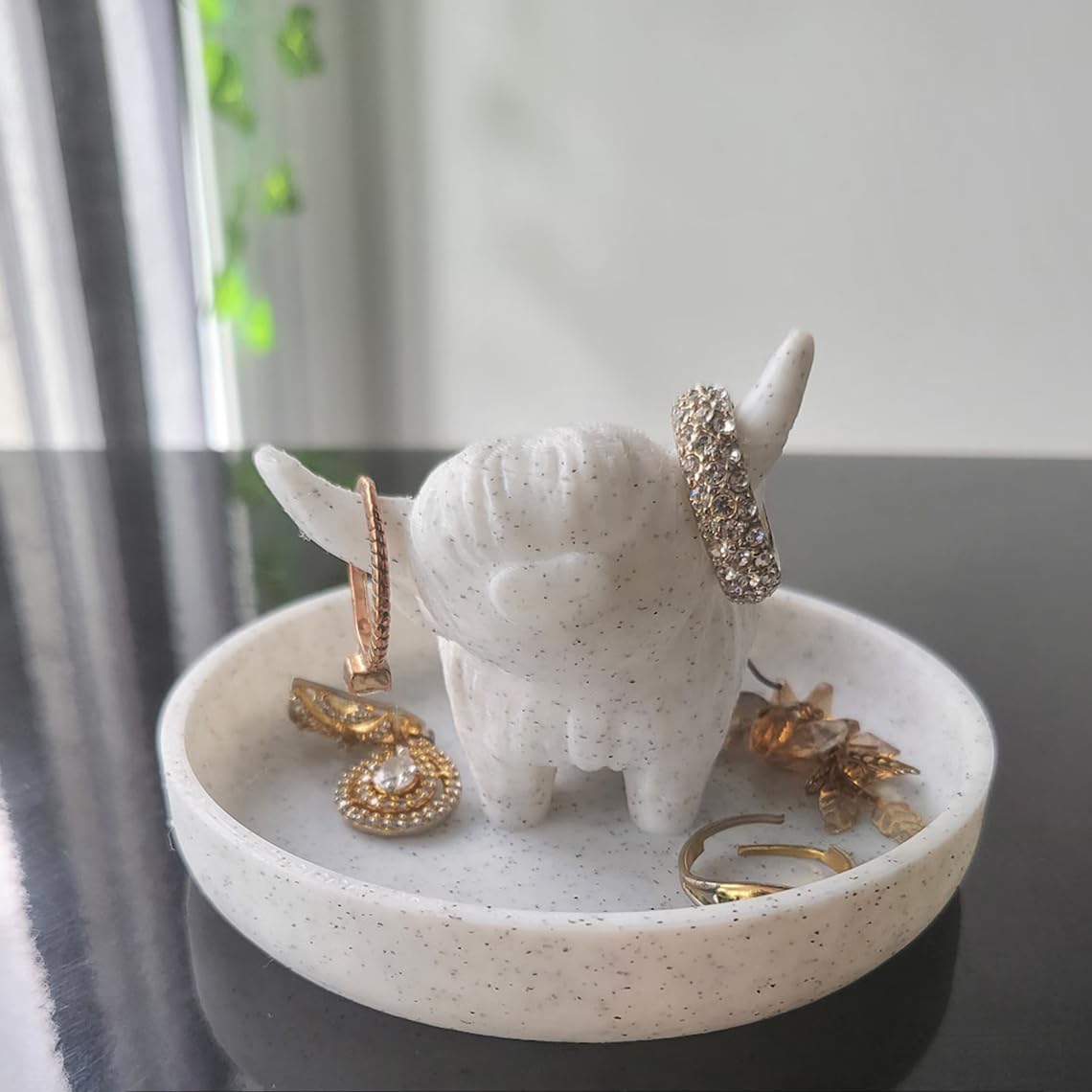 

Подставка для колец в виде шотландской коровы с круглой тарелкой, подарки в фермерском и богемном стиле, мраморная тарелка для украшений для декора офисного стола