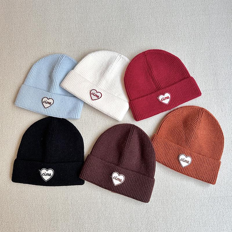 Modische Englische Buchstaben Liebe Stoffetikett Wollmütze Lässig Einfarbige Aufgeschlagene Kante Gehörschutz Strickmütze Arktischer Samt Warme Mütze