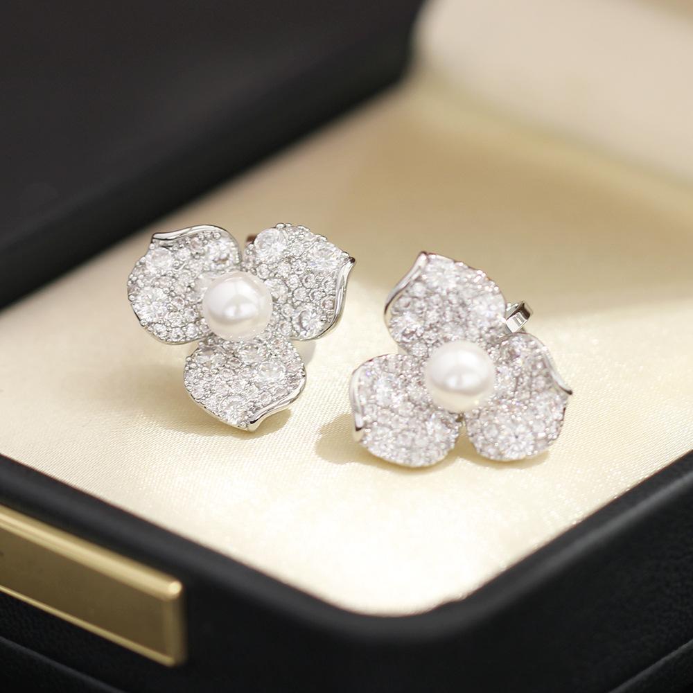 High-end light luxury bridal earrings, wedding earrings, gold-plated diamond-encrusted flower earrings, earrings without ear holes, earrings, earrings