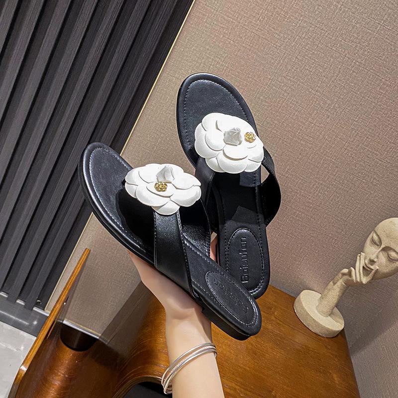 Fashion Brand Camellia Flower Slippers Women White Leather Flip Flops Metal Camellia Floral Flat Sandalias Mujer Ladies Outdoor Slides