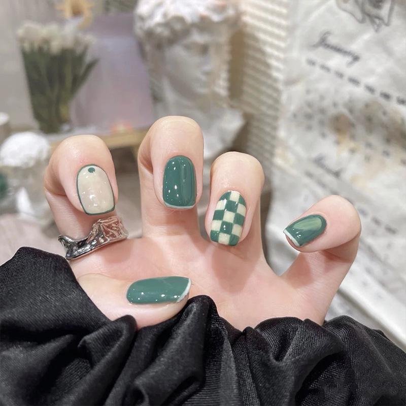 

Green Checkered Nail Patches - Fresh and Stylish Wearable Manicure Stickers Glue Version