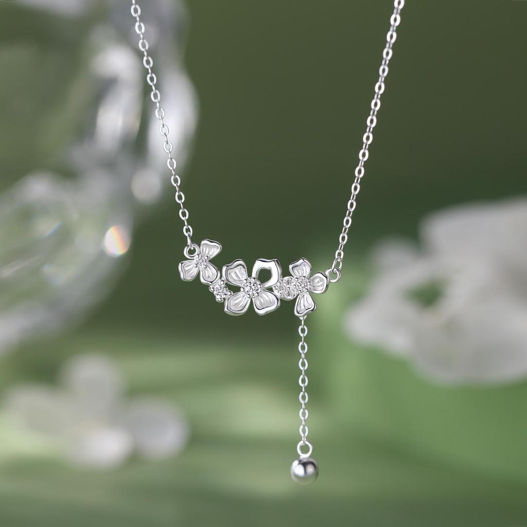 Ginkgo Leaf Tassel Necklace: Autumn/Winter Petal Pendant Clavicle Chain for Women, Versatile and Exquisite Style.
