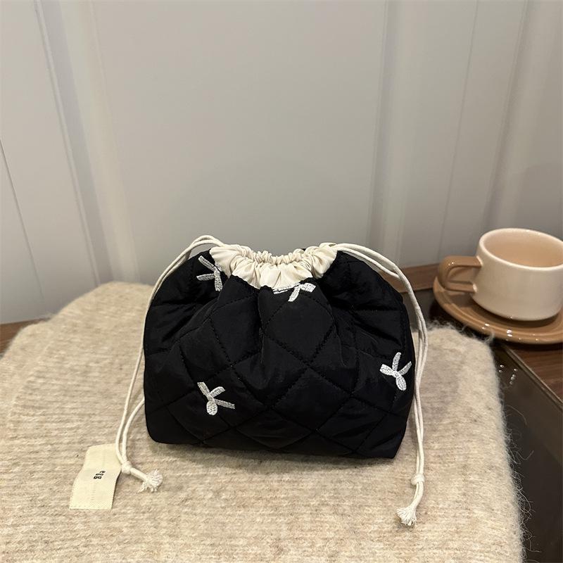 

New Quilted Top Handle Bags Large Capacity Travel Makeup Organizer Cosmetic Bag Comfortable and Versatile Texture Bucket Bag чёрный