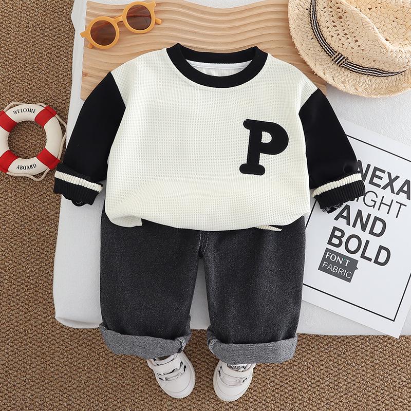 Jungen Colorblock Langarm Sweatshirt & T-Shirt Set mit modischen Kleinkindjeans.