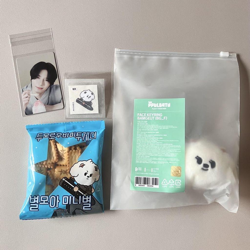 [USED] TXT Beomgyu 4-Piece Face Keyring, Trading Card, Sticker, Biscuit