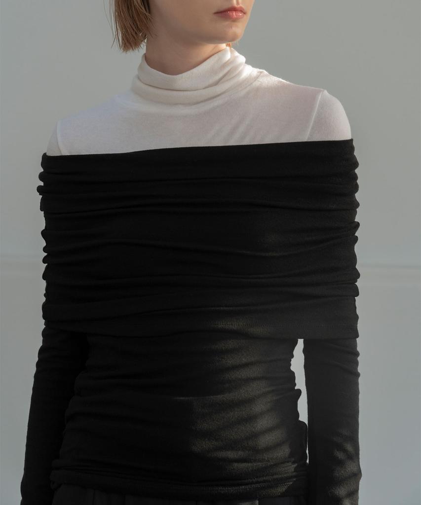 Mosyupamosyu Chris Off-Shoulder T-Shirt [Black]