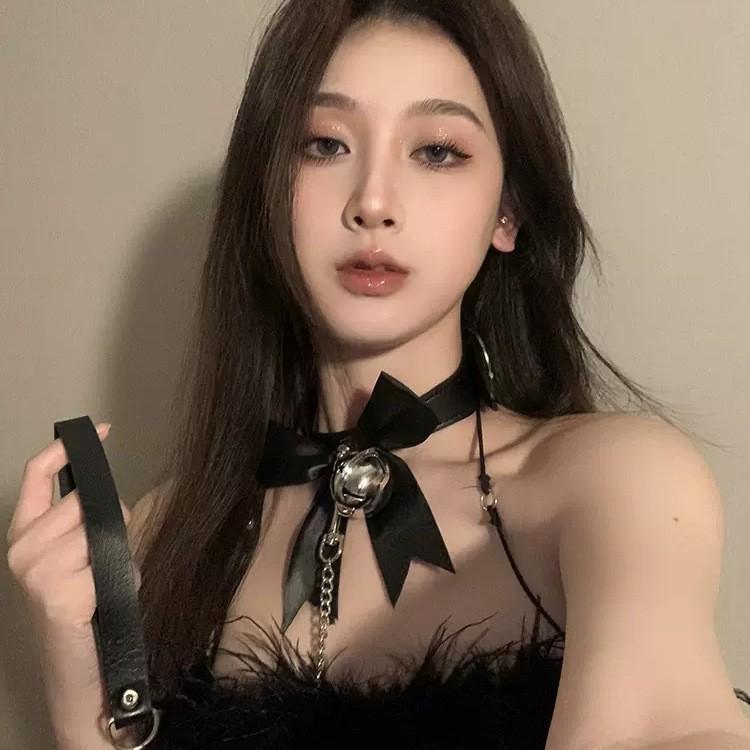 Female collar with a chain around the neck, choker, Niche design leather neck collar, high-end punk neck chain, sexy neck collar