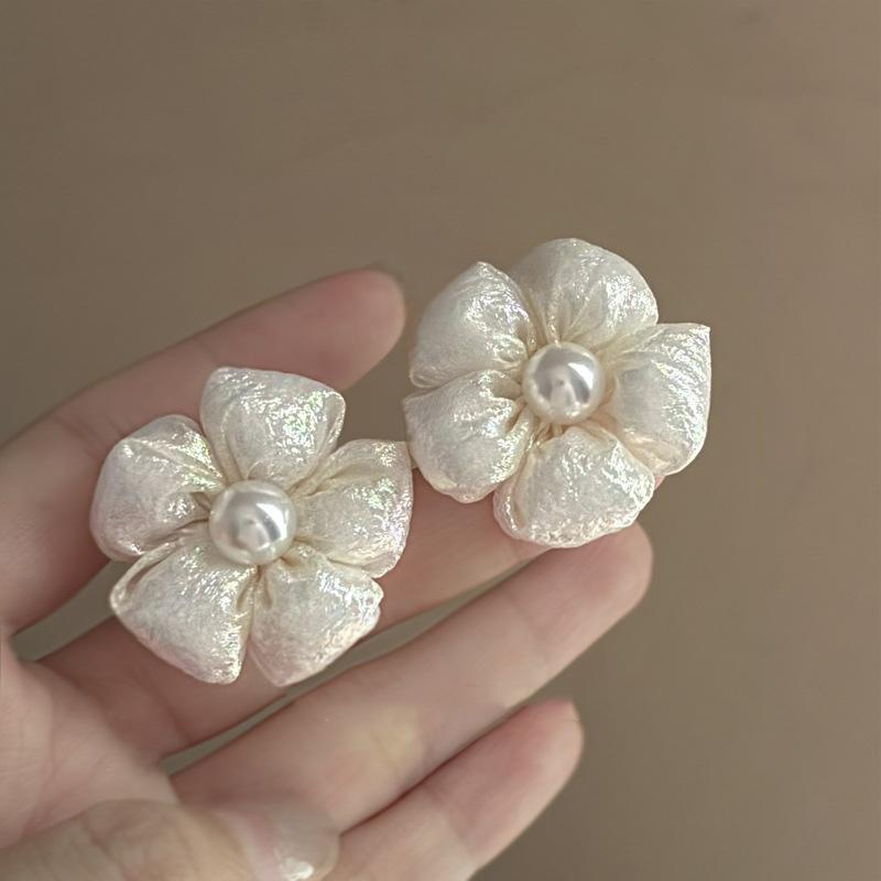 White Flower Pearl Stud Earrings Summer Small Fresh and Sweet Earrings High Sense Fashion Versatile Earrings