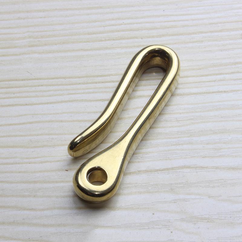 Handgefertigter Edelstahl-Schlüsselanhänger mit Leder-Gürtelschlaufe - Klassisches Sportaccessoire für Herren