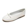 A Shallow-mouthed Single-shoe Girl Is Wearing Flat Soft-soled Grandma Shoes on One Foot