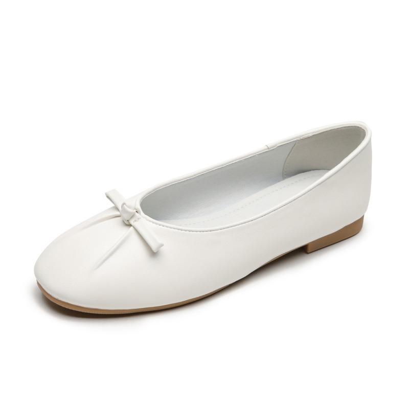 A Shallow-mouthed Single-shoe Girl Is Wearing Flat Soft-soled Grandma Shoes on One Foot
