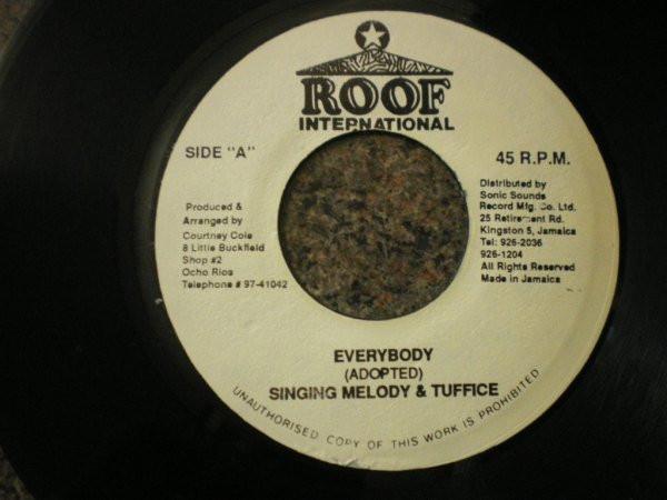 

7-дюймовая пластинка SINGING MELODY & TUFFEST - Everybody NONE Roof Internatio Ямайка Регги, Ска и Даб Б/У