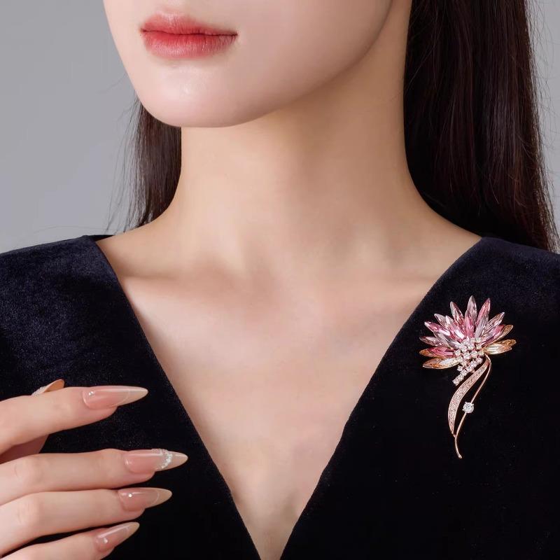 High-end and Elegant Gradient Crystal Brooch, Light Luxury and High-end Style Flower Pin