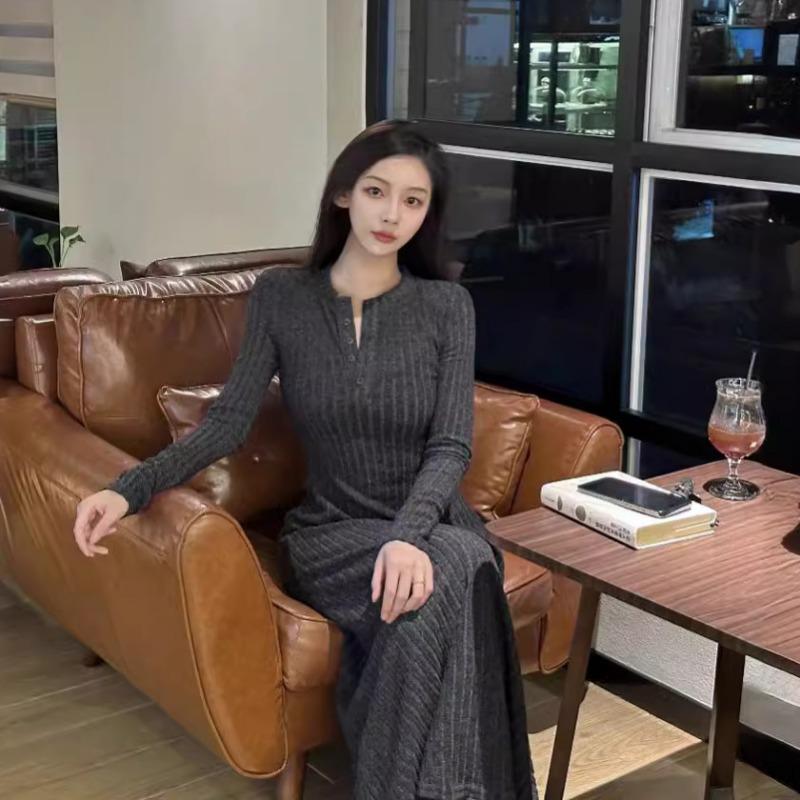 Half-open neck pit strip knitted long-sleeved primer dress for women's early spring design sense, waist and thin A-shaped long dress