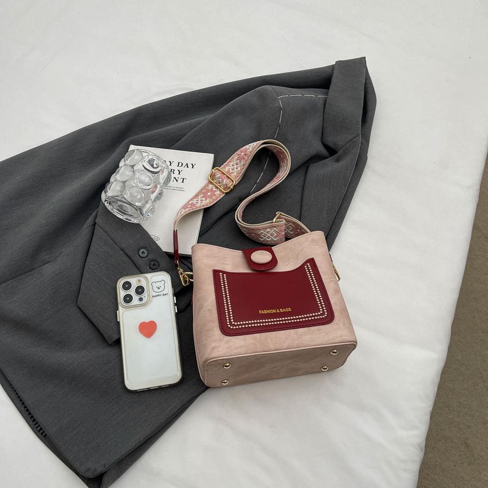 Сумка через плечо из искусственной кожи с контрастным рисунком — фото 4