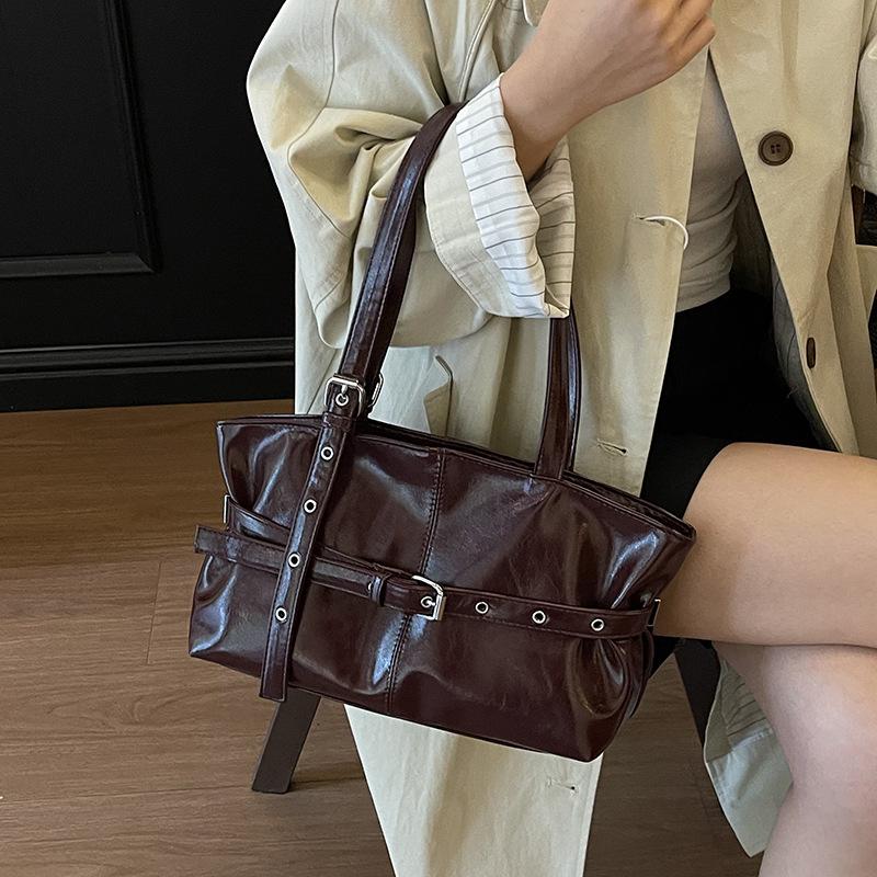 Large-capacity retro bag women's autumn and winter versatile 2025 new casual shoulder messenger bag commuter tote bag
