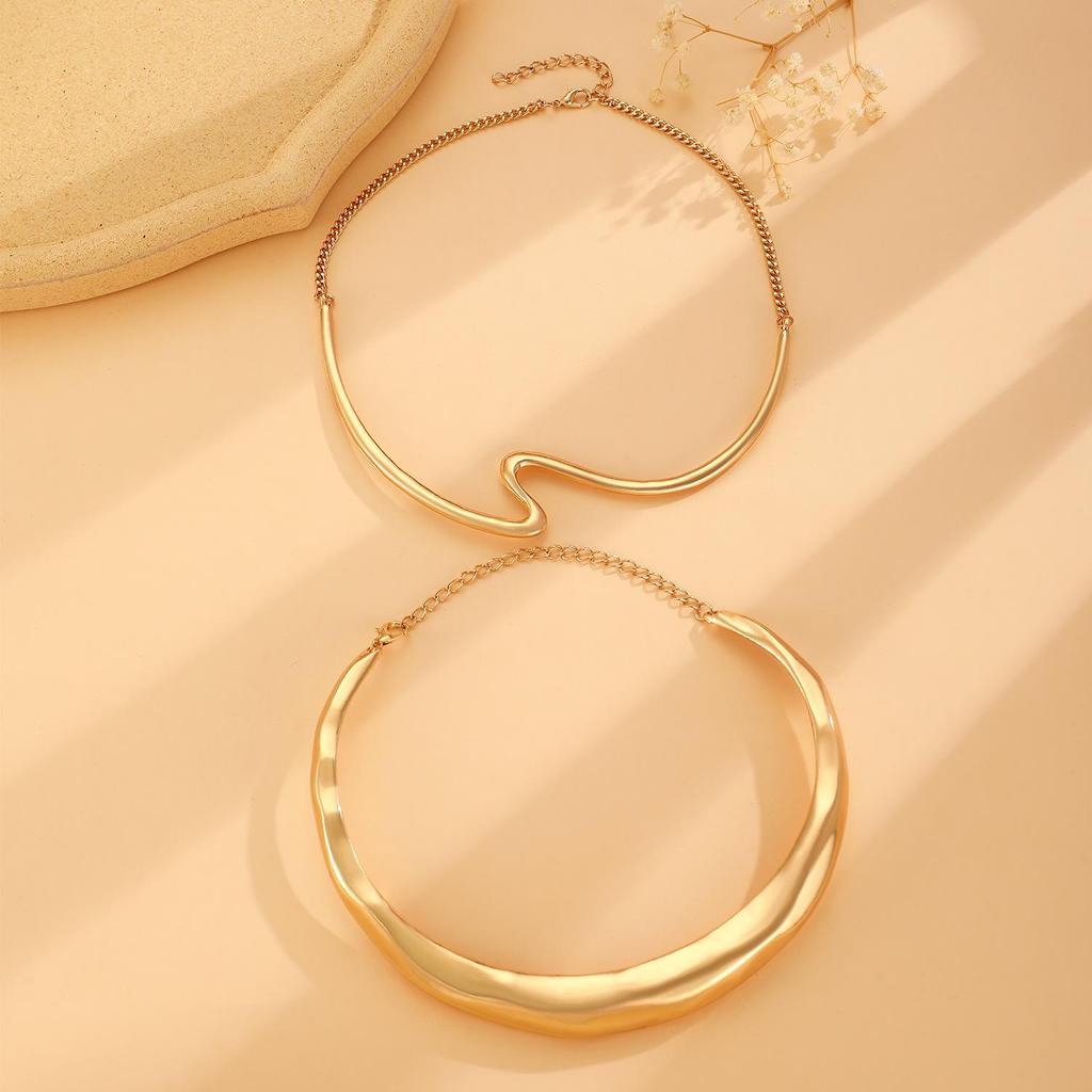 Elegantes geometrisches Wellen-Choker: Europäische & Amerikanische Halskette für Frauen