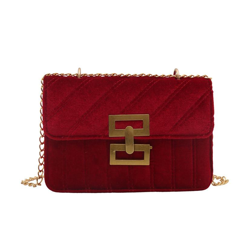 Versatile Trendy Handbag Featuring Chain Design And Lock Closure Ideal For Urban Style