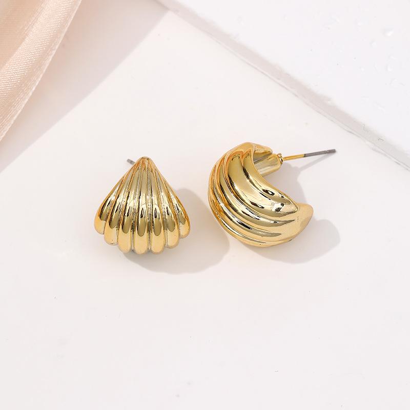 New product gold stud earrings light luxury retro geometric earrings feel fashionable and simple C-shaped gold stud earrings