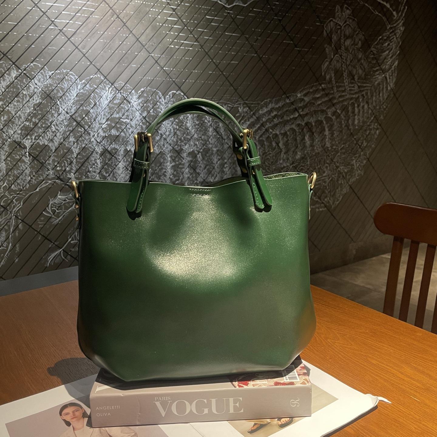 

The first layer of cowhide is simple and large-capacity commuter tote bag, versatile and advanced sense, portable single shoulder crossbody 31*13*25cm зелёный