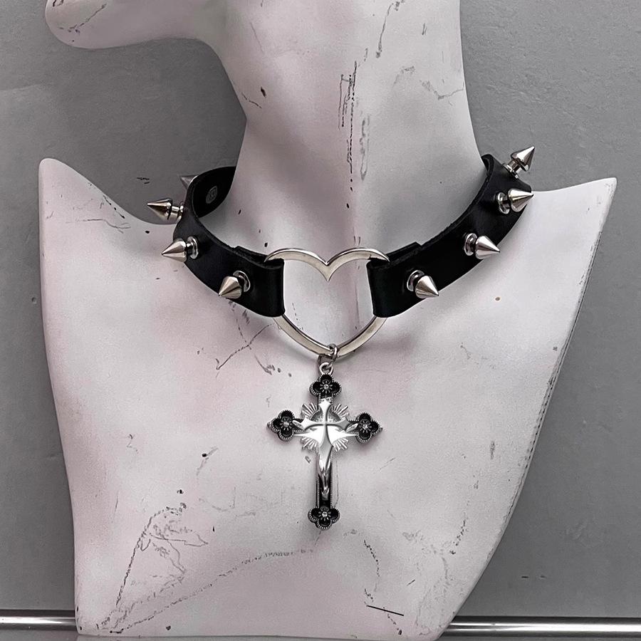 Love Heart Rivet Punk Choker Necklace - Y2K Subculture Clavicle Chain