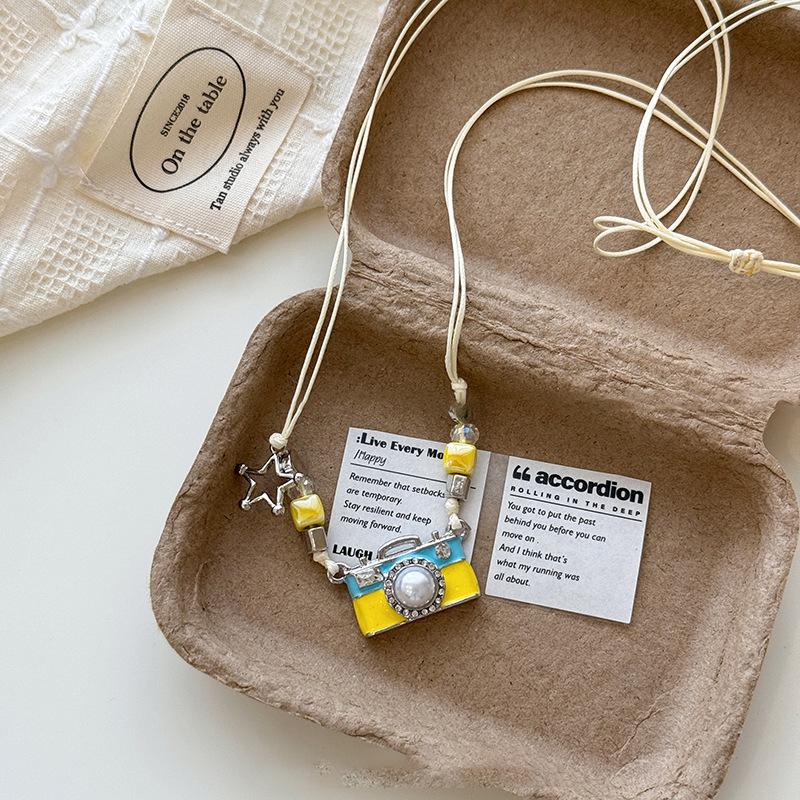 Collier pendentif fleur en résine goutte d'huile perle en verre perle caméra design de niche de luxe léger collier polyvalent femmes