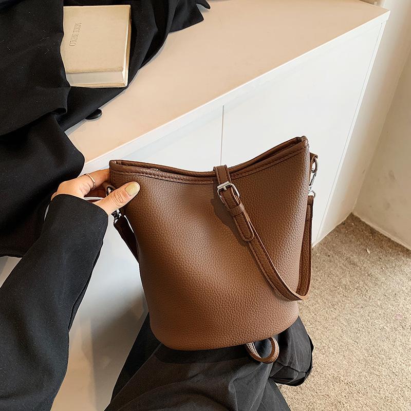 

Retro simple small satchel women s bag 2025 new lychee pattern bucket bag versatile single shoulder messenger bag one piece delivery коричневый