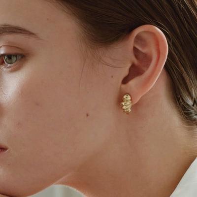 YUSOWA GROVE OVERLAP EARRING (2COLOR)