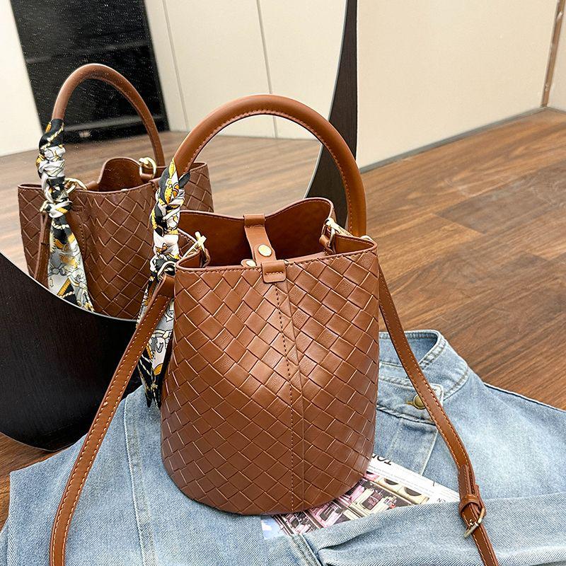 Ručně tkaná černobílá crossbody taška typu bucket 2025: Neformální kabelka s velkou kapacitou
